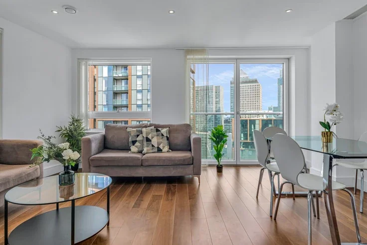 Flat Lincoln Plaza in Greater London