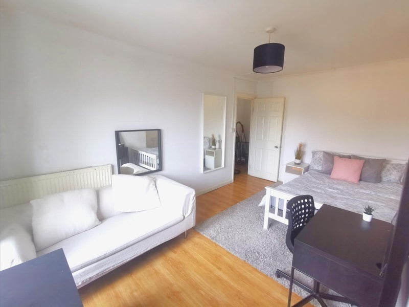 Room Grundy Street in Greater London
