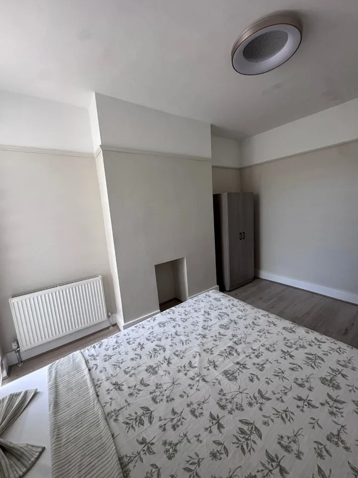 Room Moffat Road in Greater London