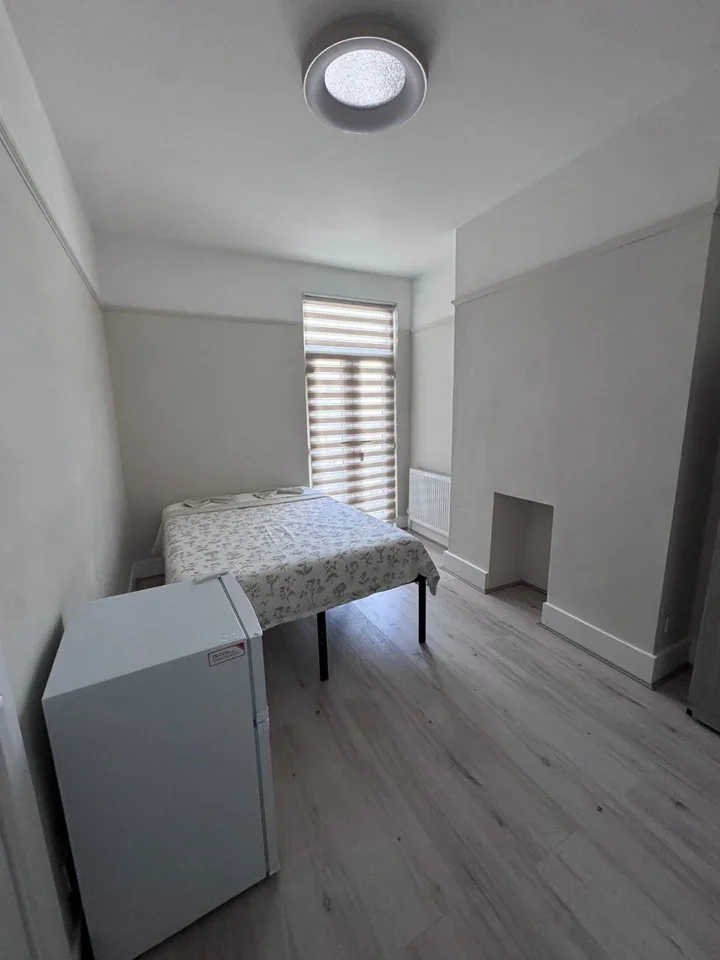 Room Moffat Road in Greater London