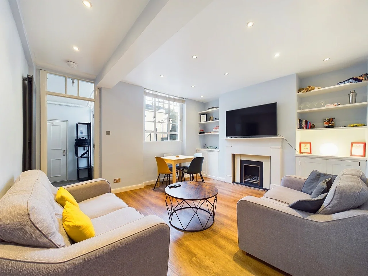 Flat Cumberland Street in City of Westminster