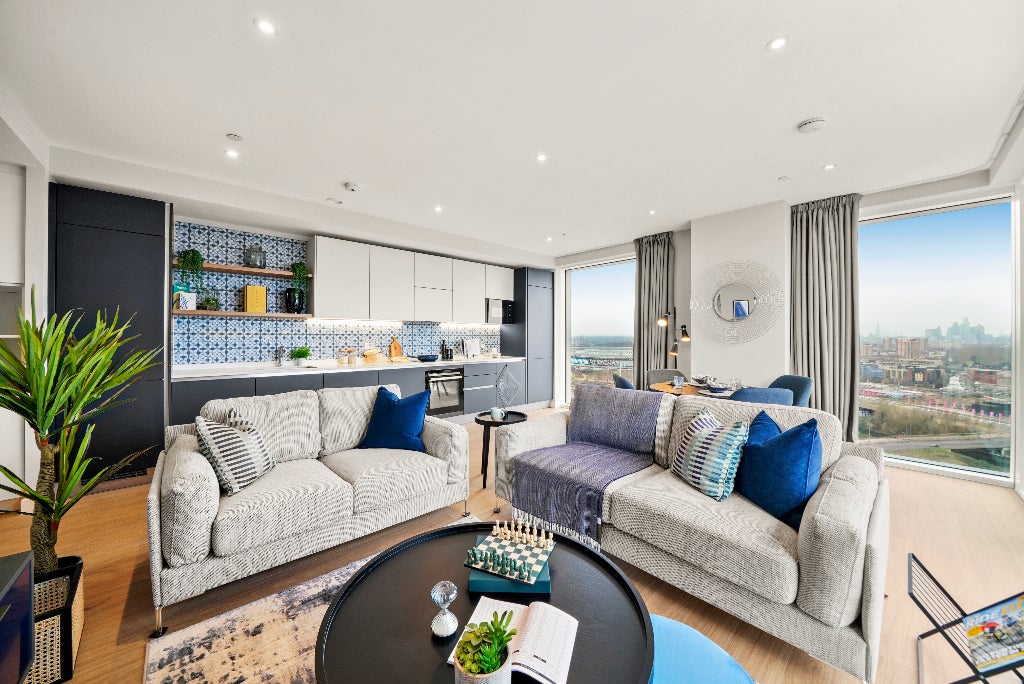 Flat Anthems Way in Greater London