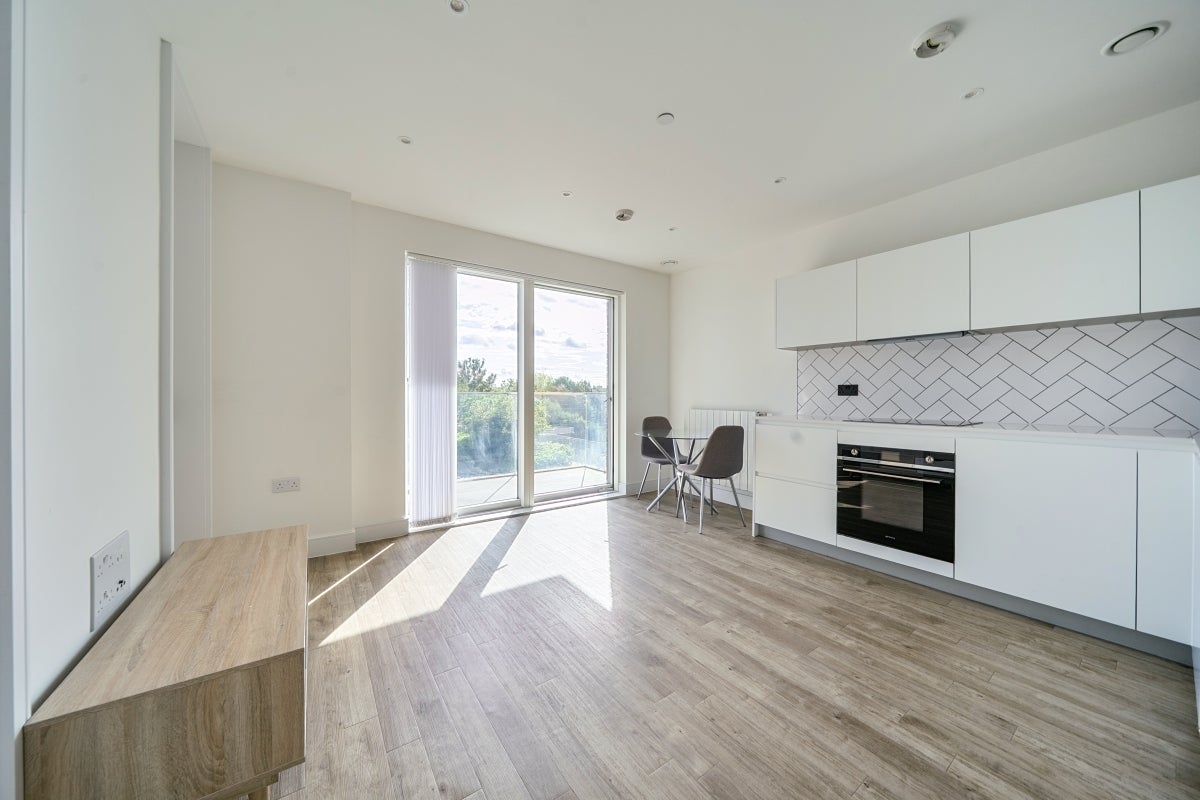 Flat Plowden Road in Greater London