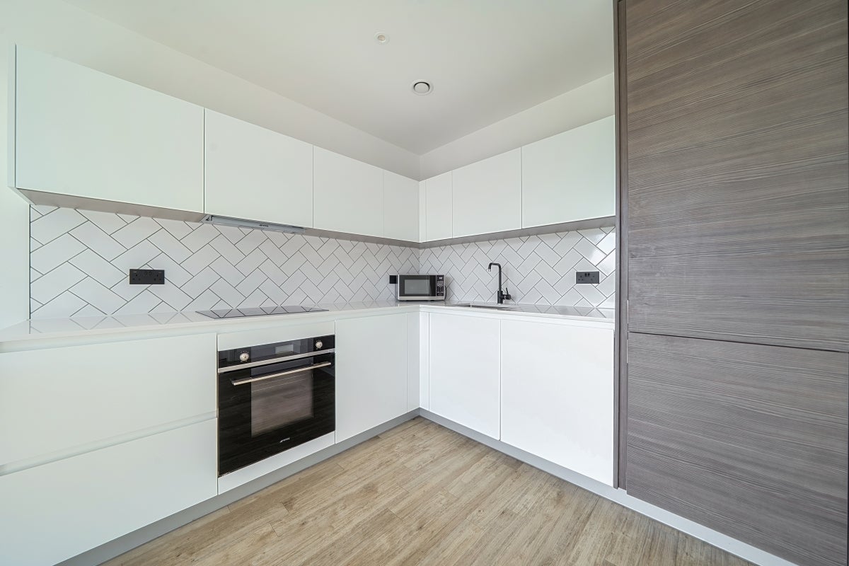 Flat Plowden Road in Greater London