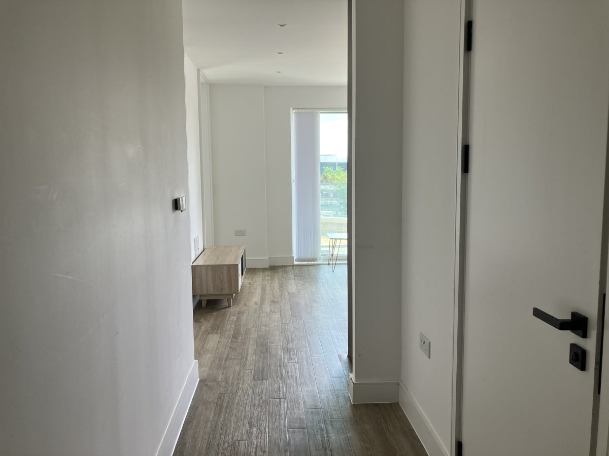 Flat Plowden Road in Greater London