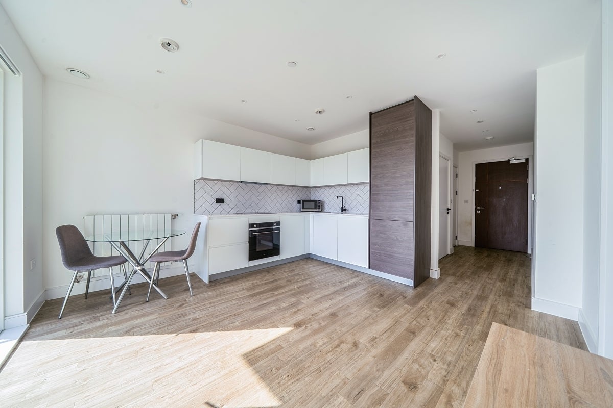 Flat Plowden Road in Greater London