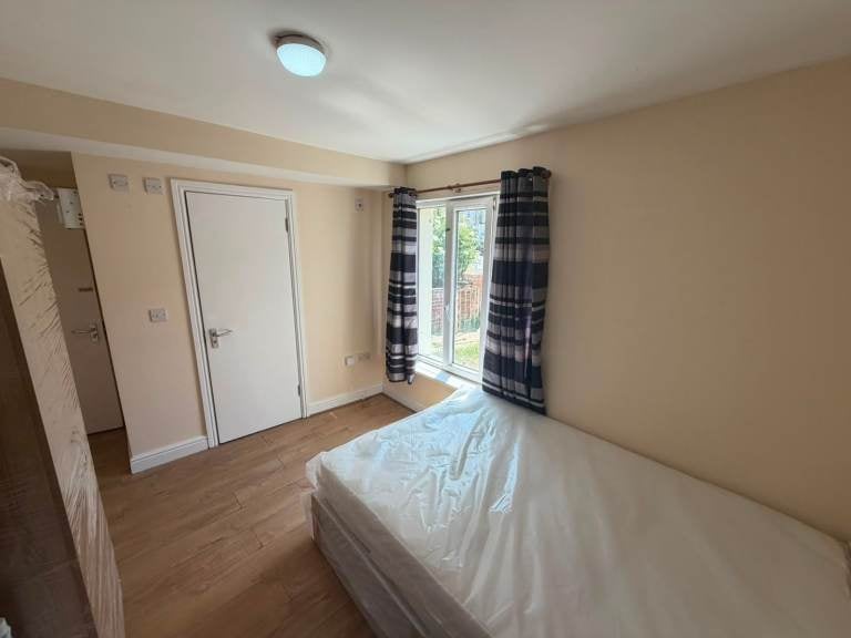 Flat Waverley Road in Greater London