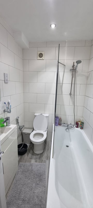 Room Manton Avenue in Greater London