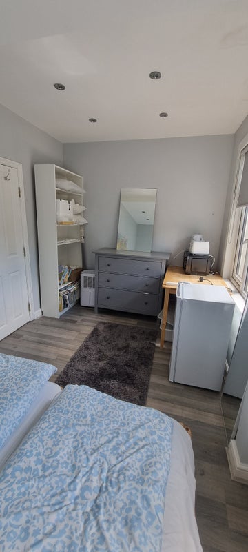 Room Manton Avenue in Greater London