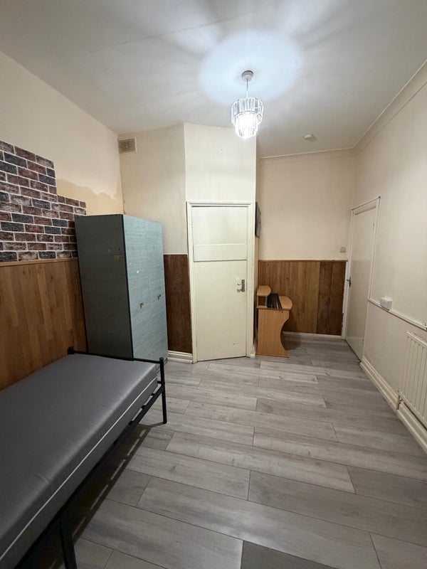 Room Leigh Road in Greater London