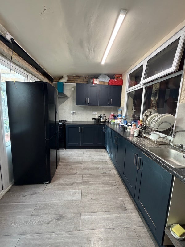 Room Leigh Road in Greater London