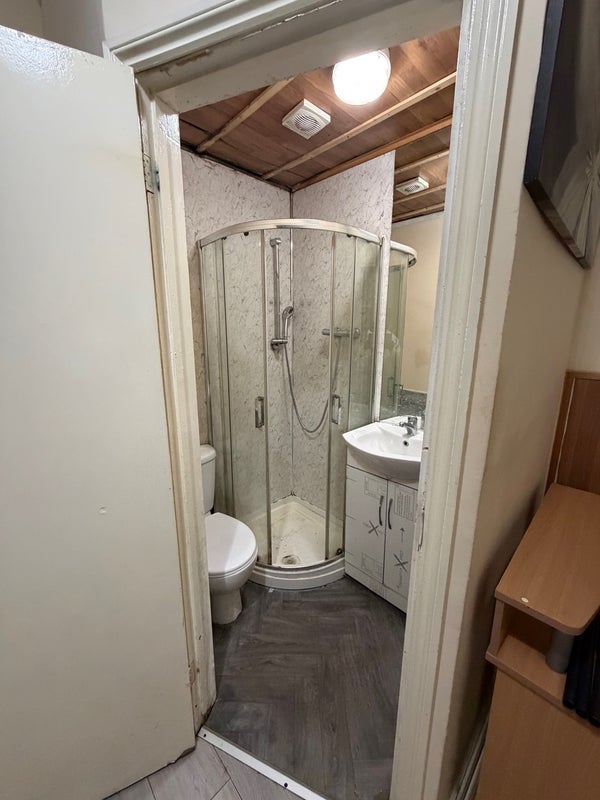 Room Leigh Road in Greater London