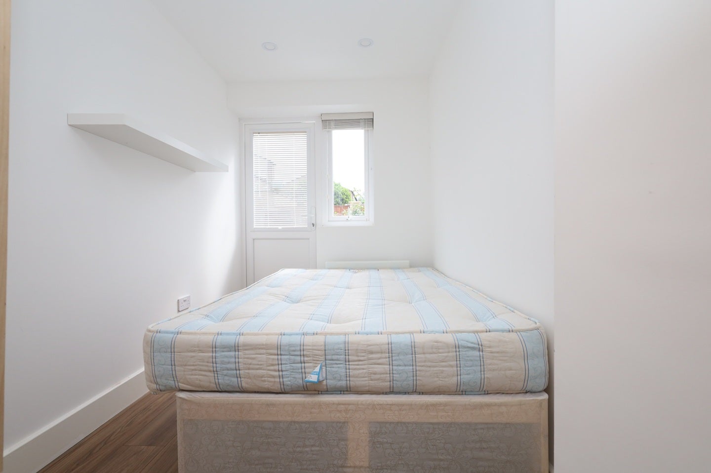 Flat Hazeltree Lane in Greater London