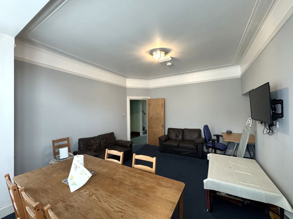 Room Caerau Road in Newport