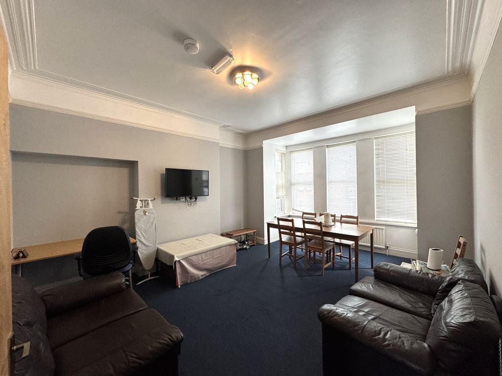 Room Caerau Road in Newport