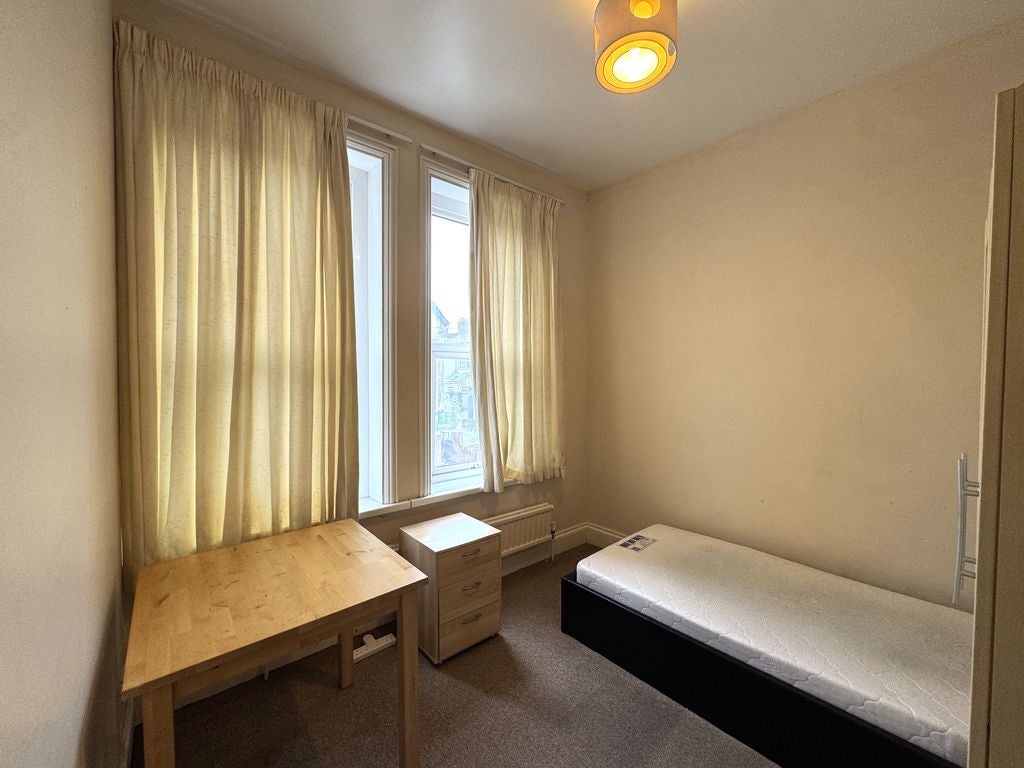 Room Caerau Road in Newport