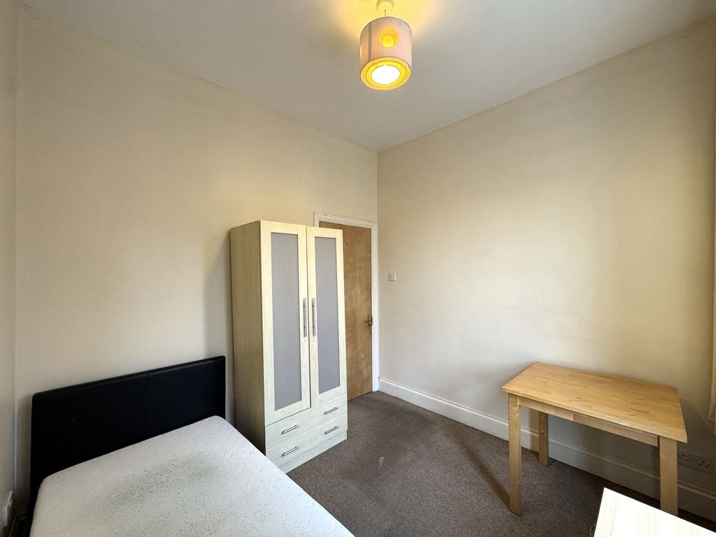 Room Caerau Road in Newport