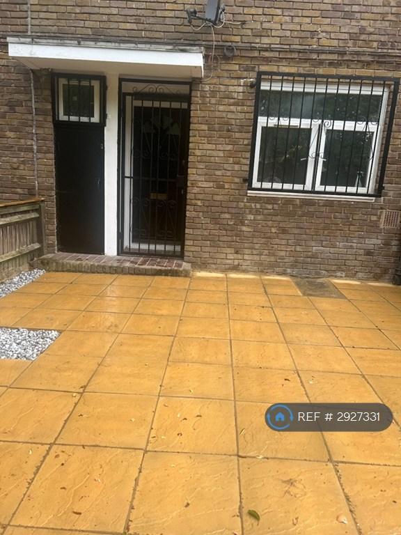 Room Campbell Road in Greater London