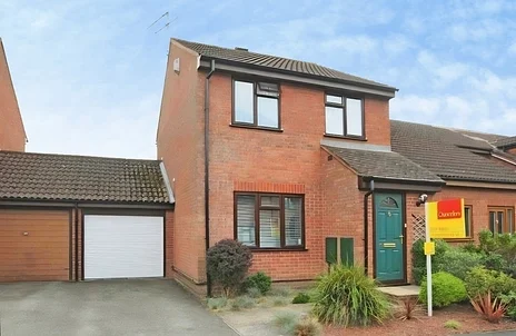 House Cross Gates Close in Chavey Down