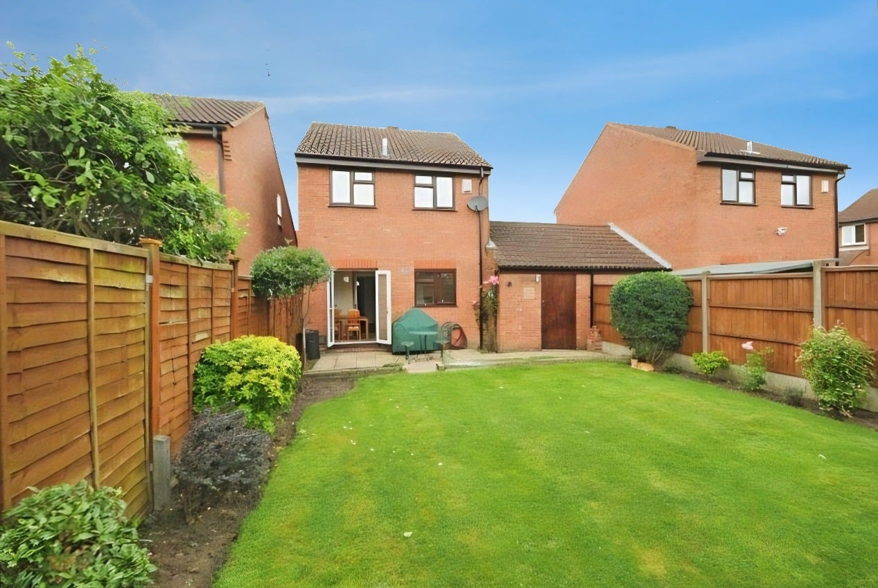 House Cross Gates Close in Chavey Down