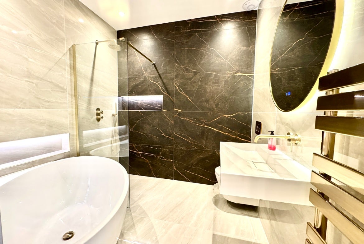 Flat Totteridge Lane in Greater London