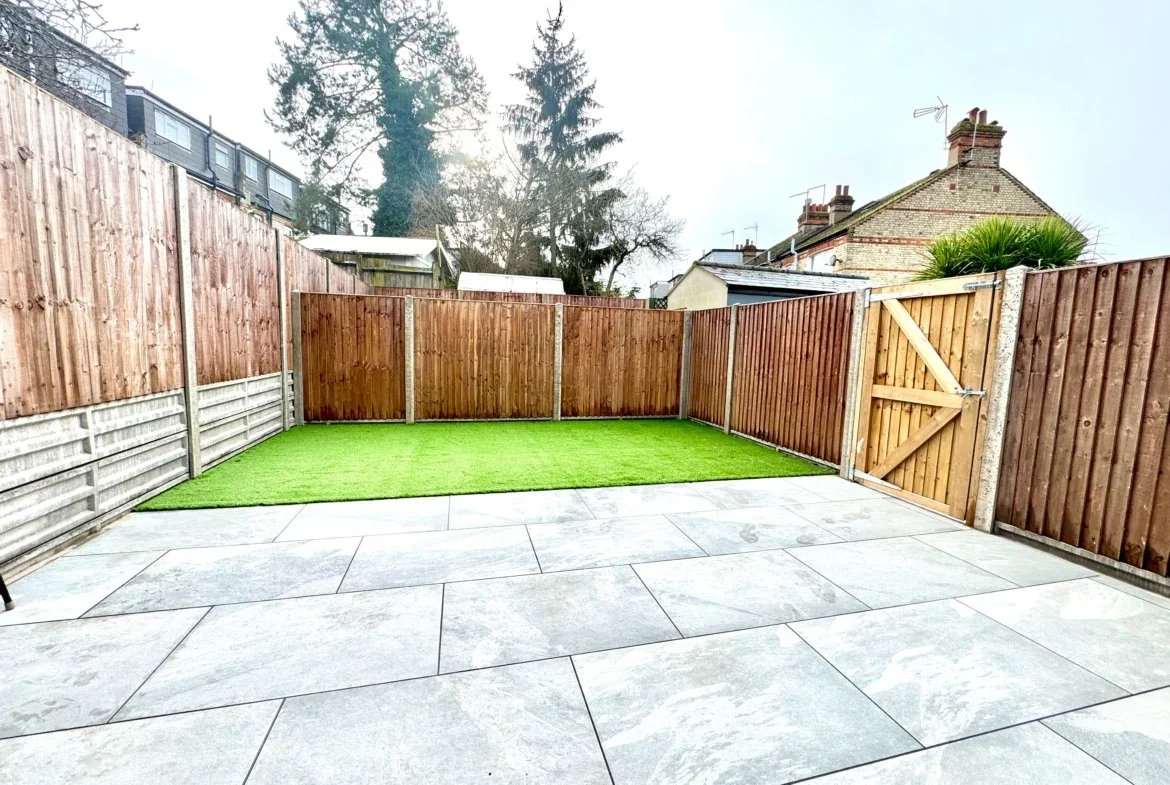 Flat Totteridge Lane in Greater London