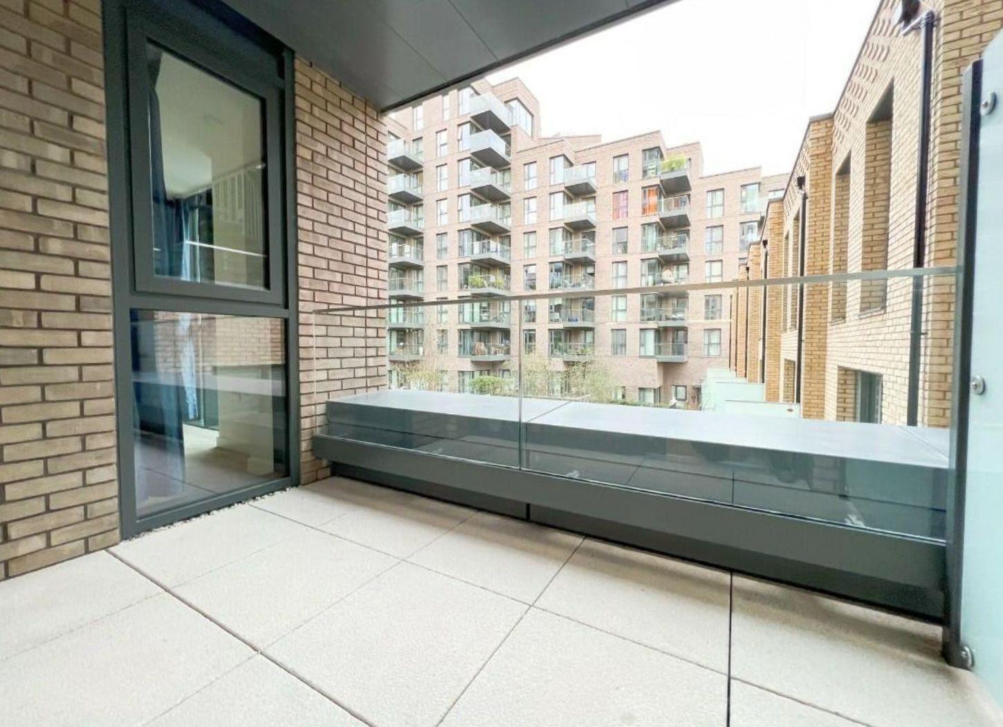 Flat Springpark Drive in Greater London