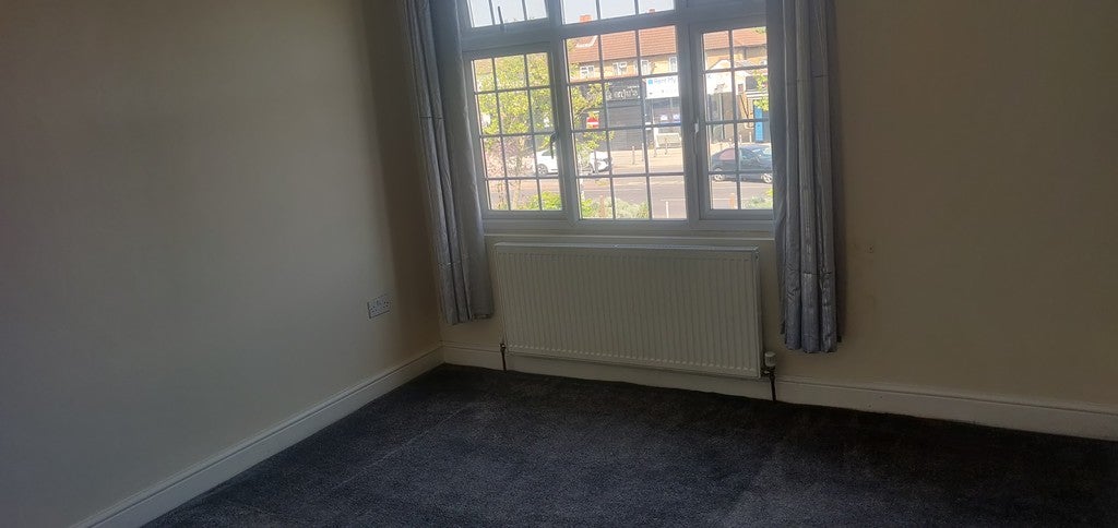 Flat Madeira Grove in Greater London