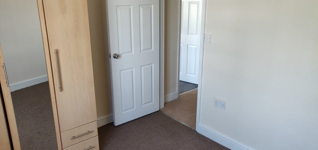 Flat Madeira Grove in Greater London