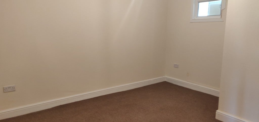 Flat Madeira Grove in Greater London