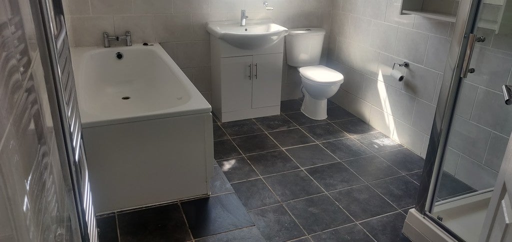 Flat Madeira Grove in Greater London