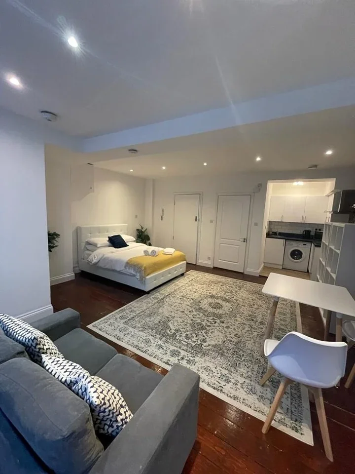 Flat Fanshaw Street in Greater London