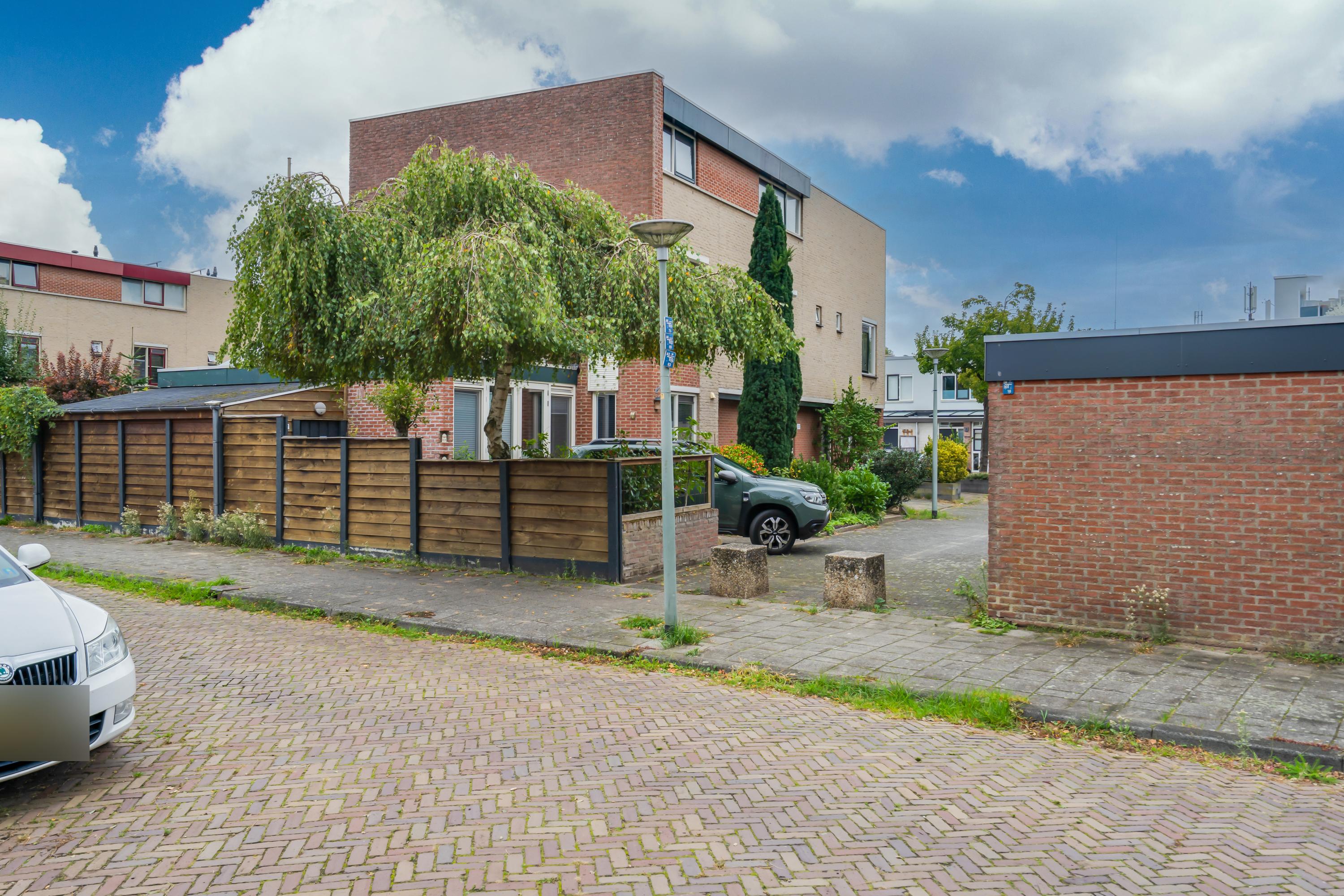Tussenwoning te koop: Eleonorastraat 127, Vlaardingen