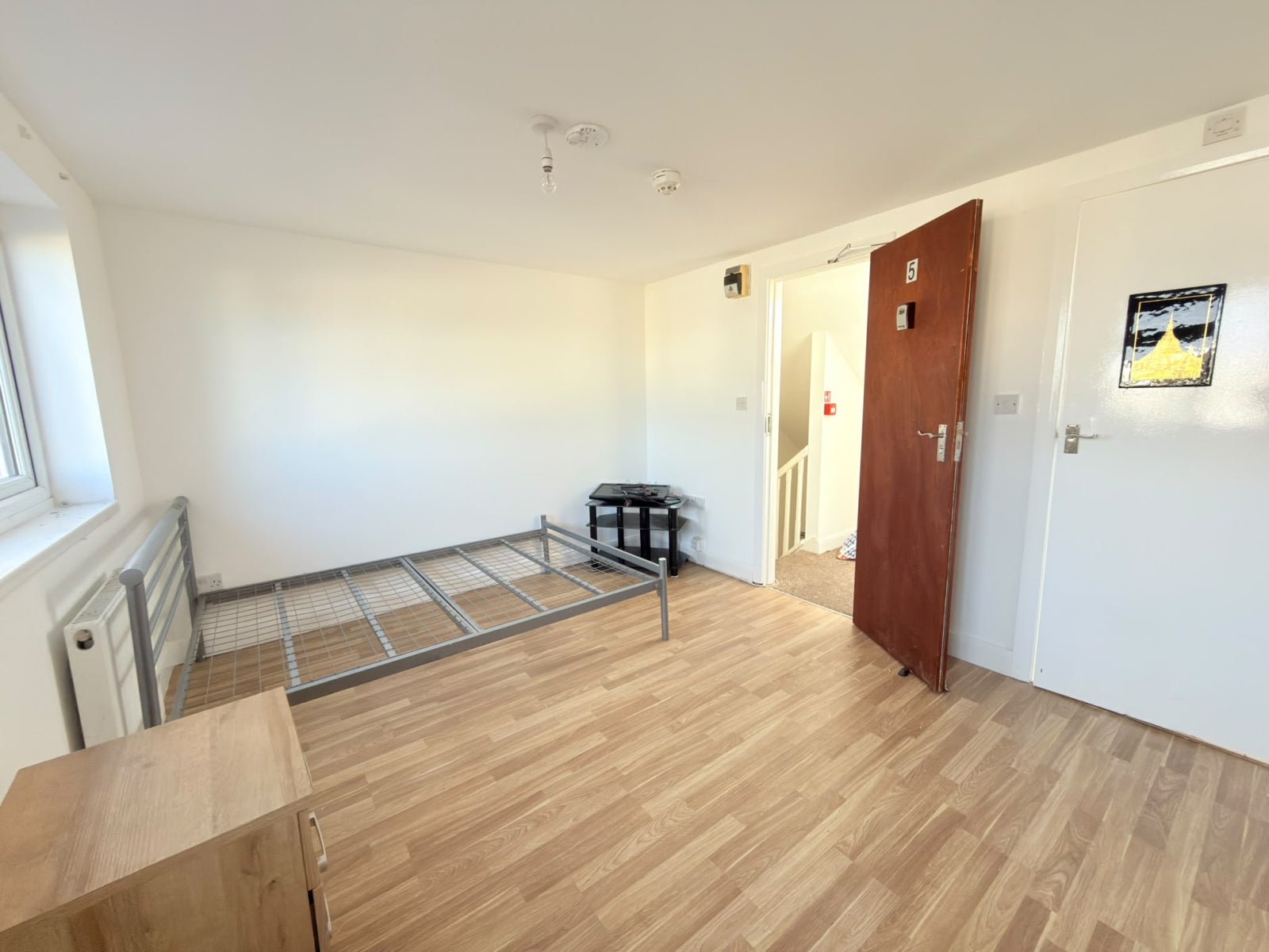 Room Crowlands Avenue in Greater London