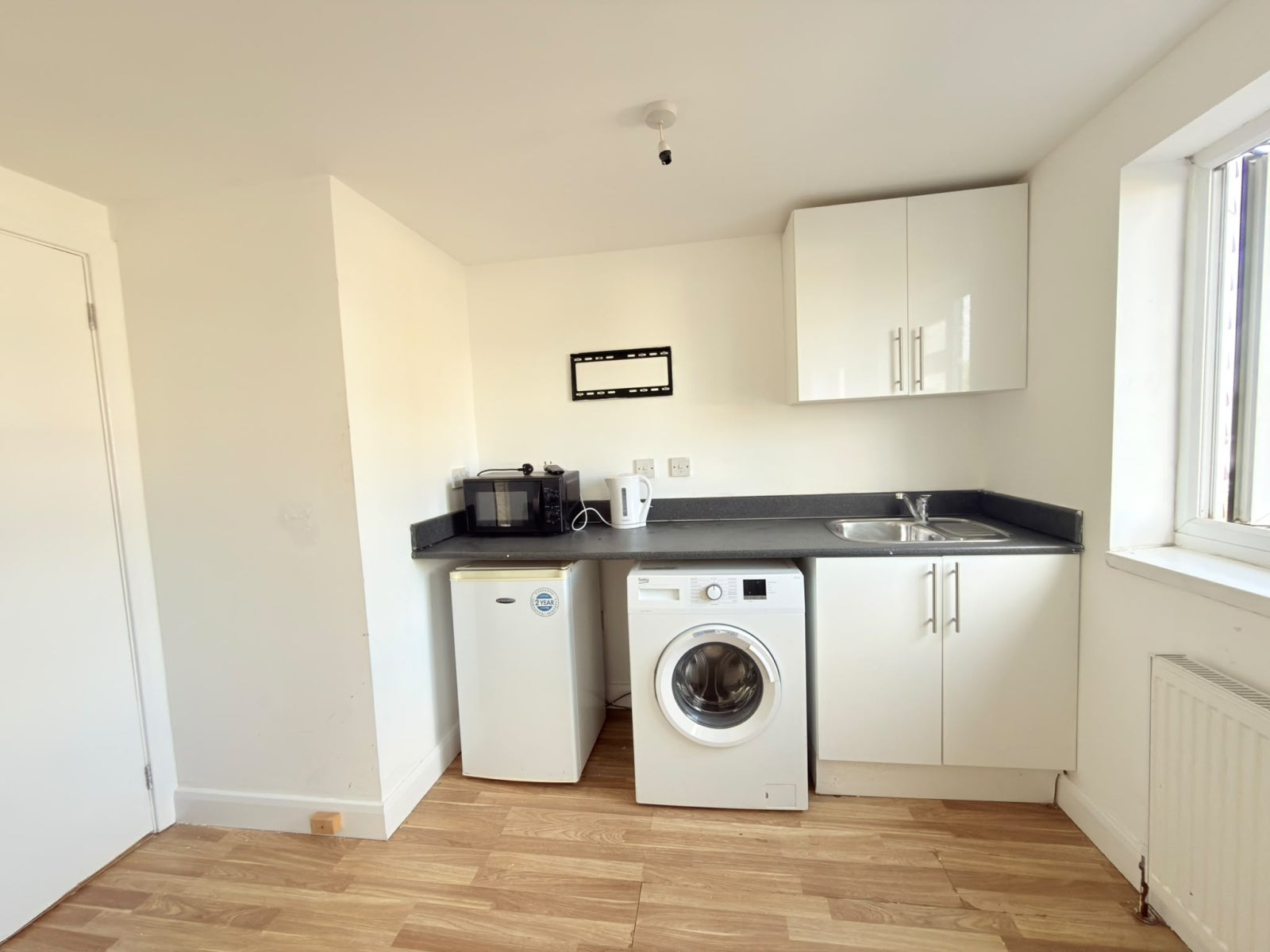 Room Crowlands Avenue in Greater London
