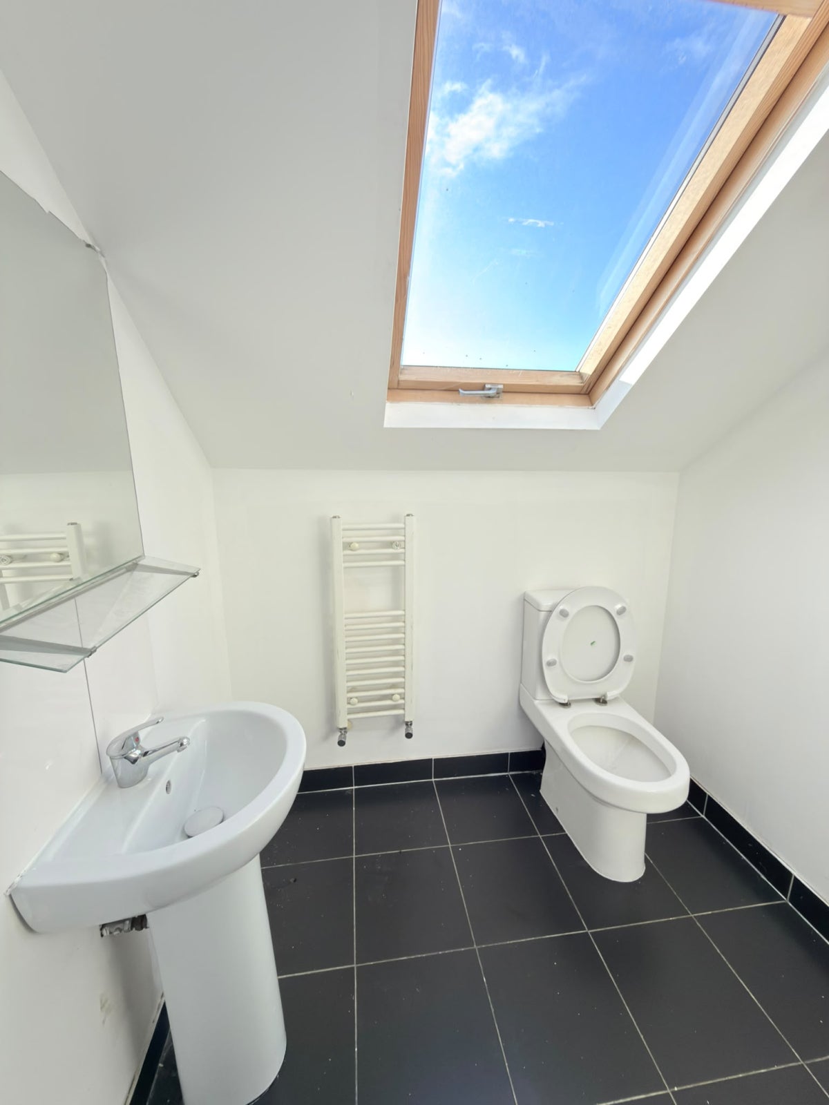 Room Crowlands Avenue in Greater London