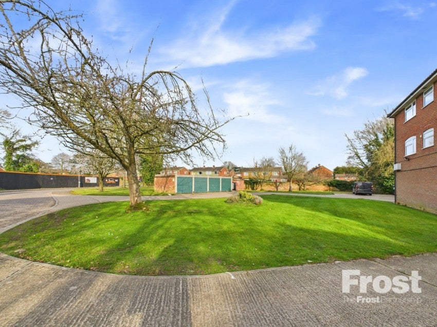 Flat Farnham Lane in Slough