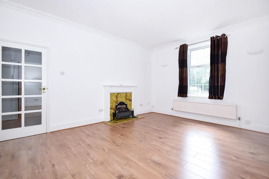 Flat Greenhill Lane in Nursling and Rownhams