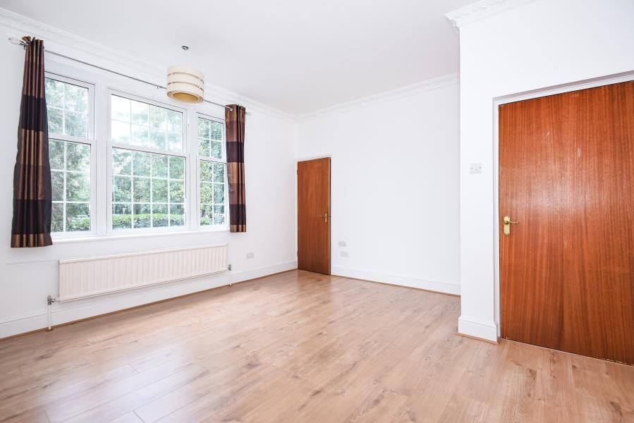Flat Greenhill Lane in Nursling and Rownhams