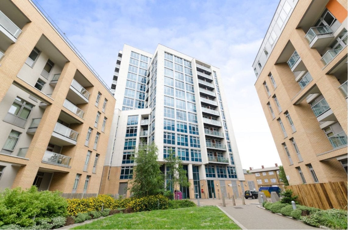 Flat Ross Way in Greater London
