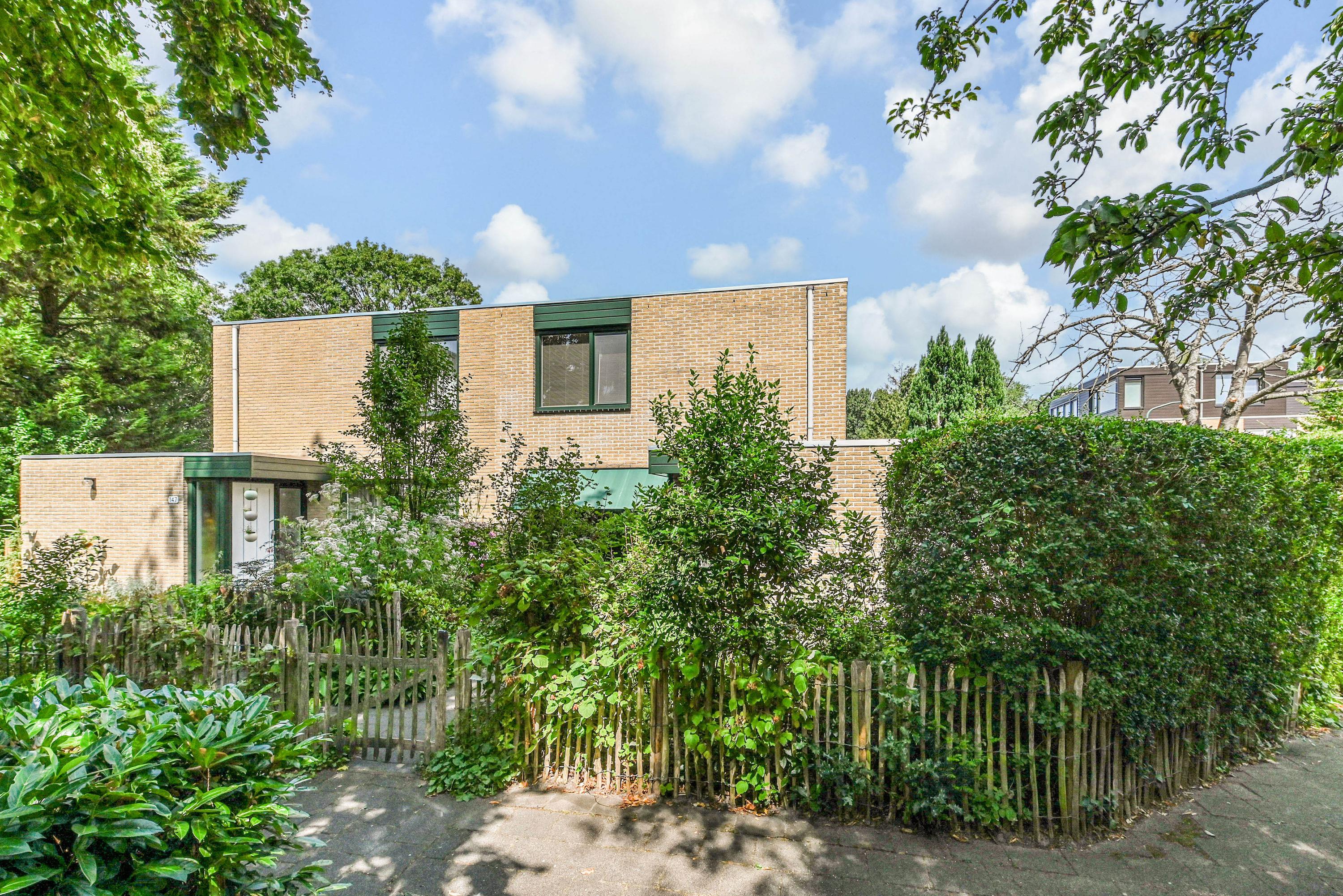 Tussenwoning te koop: Distelweide 145, Voorburg