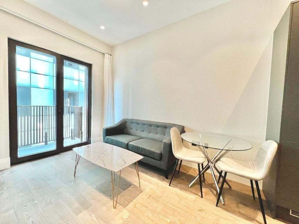 Flat Selsdon Way in Greater London