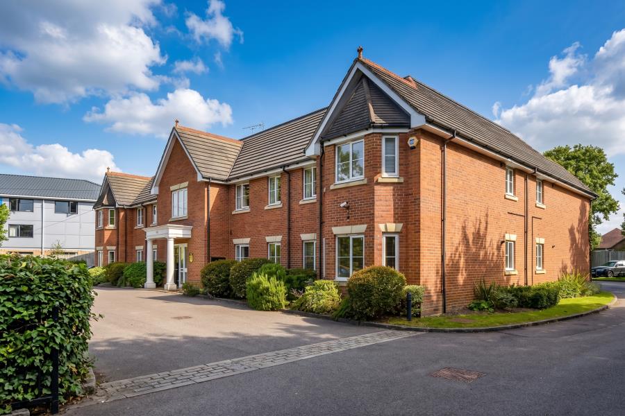Flat Guildford Road in Surrey Heath