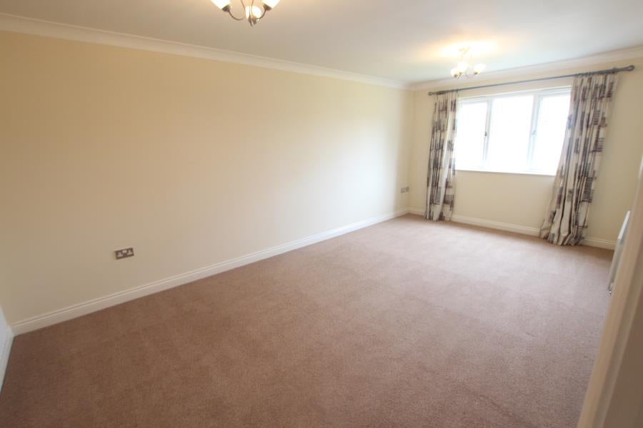 Flat Guildford Road in Surrey Heath