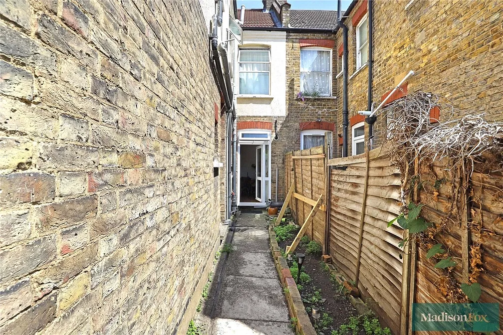 Flat Morieux Road in Greater London