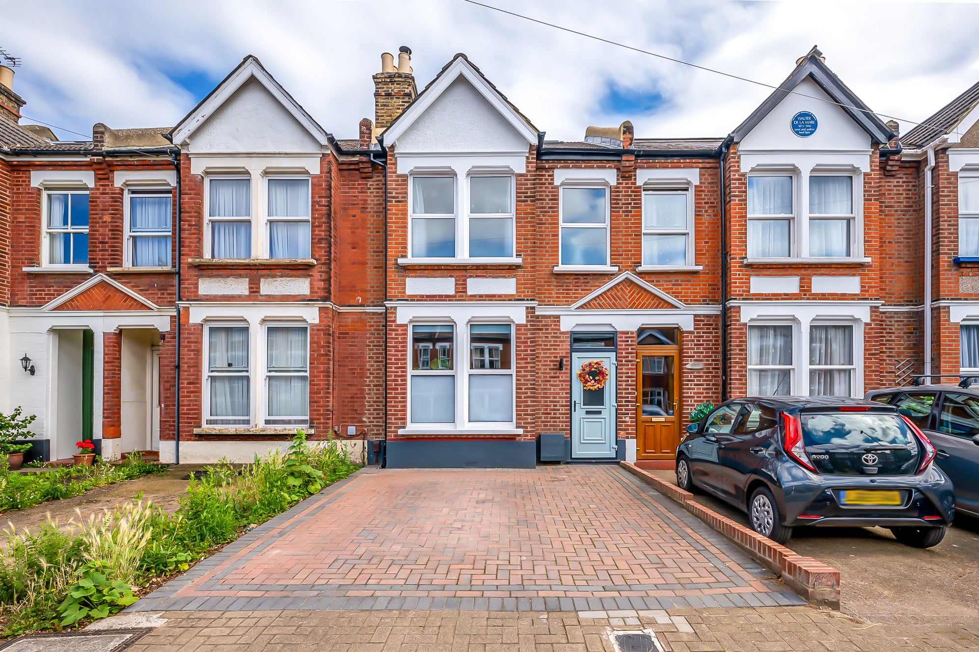 House Mackenzie Road in Greater London