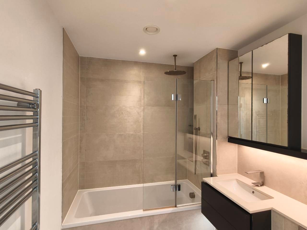 Flat Tannery Square in Greater London