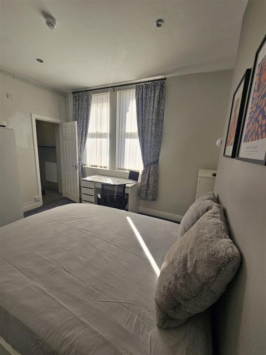 Room Hannan Road in Liverpool