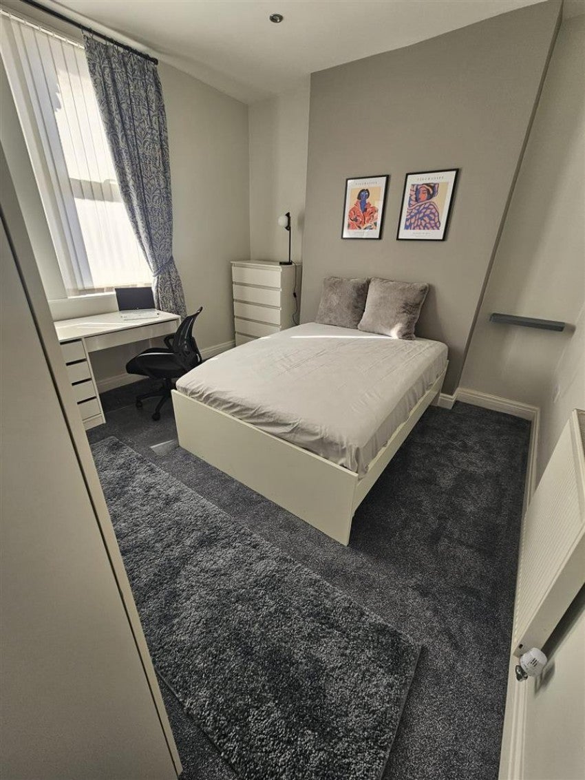 Room Hannan Road in Liverpool