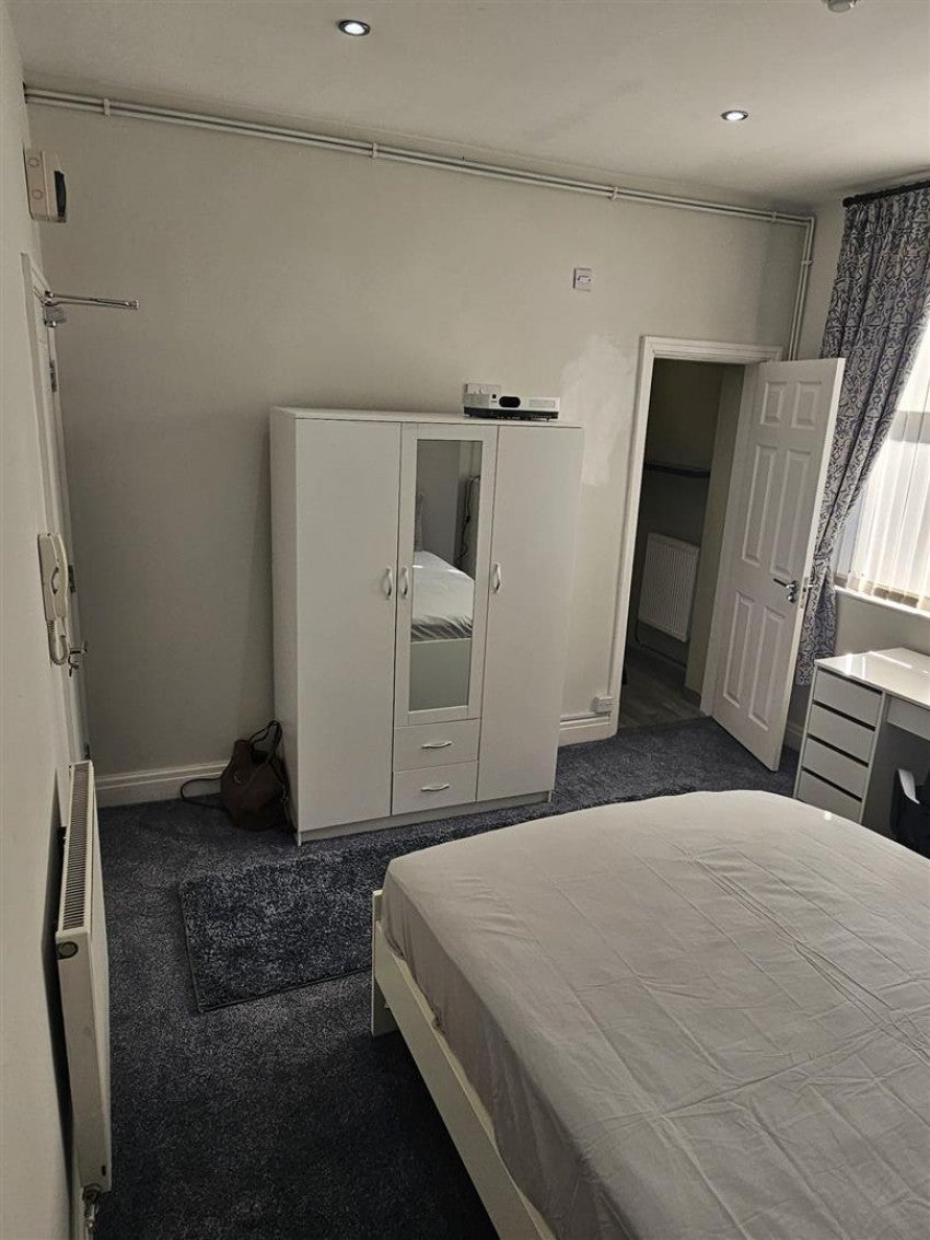 Room Hannan Road in Liverpool